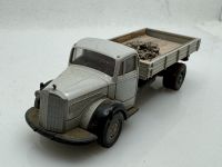 Mercedes LKW mit Erde auf der Ladeflsche
