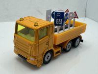 Scania LKW mit Straenschilder