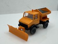 Unimog mit Schneepflug