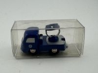 Piccolo Mercedes mit Suchscheinwerfer